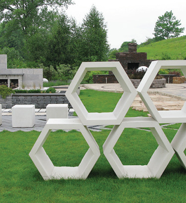 Ceramiczne heksagony w ogrodzie.